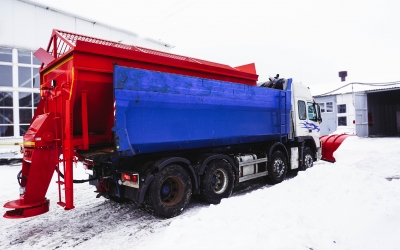 Піскорозкидальне обладнання VOLVO FM13